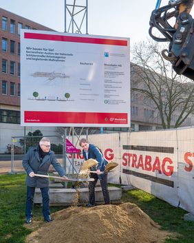 Erster Spatenstich für den barrierefreien Ausbau der Haltestelle "Schlüterstraße/Arbeitsagentur"  durch den Mobilitätsdezernenten der Landeshauptstadt, Jochen Kral und Rheinbahn-Vorstand Michael Richarz (v.r.). Foto: Rheinbahn