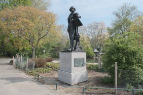 Das Mendelssohn-Bartholdy-Denkmal kehrt nach seiner Restaurierung und Arbeiten an dem Fundament nun wieder an die Heinrich-Heine-Allee neben der Deutschen Oper am Rhein zurück; Foto: Michael Gstettenbauer