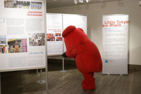 Das Maskottchen der Präfektur Chiba in der Ausstellung "Little Tokyo am Rhein – Japanisches Leben in Düsseldorf" im Rathaus Düsseldorf. Foto: Ingo Lammert