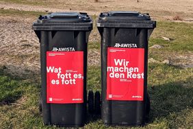 Zum Frühlingsbeginn hat die Landeshauptstadt auf stark frequentierten Freizeitflächen wie am Rheinufer und in Parks 400 Saisonmülltonnen aufgestellt. Sie sind mit Aufklebern mit Sprüchen bestückt, die auffordern, sie zu nutzen. Foto: Umweltamt