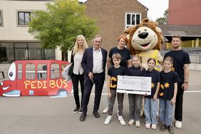 Der dritte Preis ging an die Carl-Sonnenschein-Schule. Schulleiterin Barbara Hachmöller (3.v.l.) freut sich mit Schülern und Lehrer über die Auszeichnung.