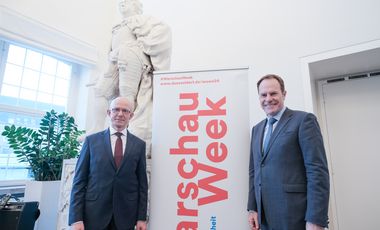 Oberbürgermeister Dr. Stephan Keller (r.) mit Marek Głuszko, Generalkonsul der Republik Polen, beim Empfang zum Auftakt der "Warschau Week" im Rathaus. Foto: Michael Gstettenbauer