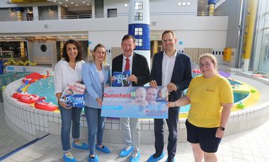 (v. l.) Carima Belaouchi und Juliane Bruchhaus, vom Elternbesuchsdienstes, Stadtdirektor Burkhard Hintzsche, Christoph Schlupkothen, Geschäftsführer Bädergesellschaft Düsseldorf, Julia Frühauf,  leit. Schwimmmeisterin; Foto: Ingo Lammert