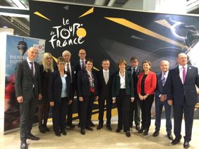 OB Thomas Geisel (Mitte) mit Dr. Matthias Welpmann (Sportdezernent Stadt Neuss), Bürgermeister Günter Karen-Jungen, den Bürgermeisterinnen Dr. Ulrike Nienhaus (Kaarst), Angelika Mielke-Westerlage (Meerbusch), Generalkonsul Vincent Muller und der Delega