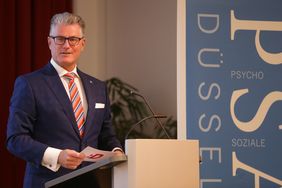 Prof. Dr. Andreas Meyer-Falcke, Beigeordneter für Gesundheit der Landeshauptstadt hat am Montag, 7. Oktober die Woche der seelischen Gesundheit eröffnet. Im Mittelpunkt diesmal: die seelische Gesundheit von Kindern, Jugendlichen und jungen Erwachsenen. Foto: David Young