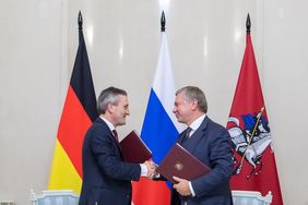 Oberbürgermeister Thomas Geisel (links) mit Sergej Cheremin, Moskauer Minister für außenwirtschaftliche und internationale Beziehungen, bei der Unterzeichnung des städtepartnerschaftlichen Kommuniqués. Fotos: Igor Strajin