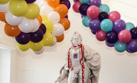 Karneval in Düsseldorf: Die fünfte Jahreszeit geht auch an den Ämtern und Instituten der Stadtverwaltung Düsseldorf nicht spurlos vorbei. Insbesondere zu Altweiber und Rosenmontag läuft der Dienst eingeschränkt beziehungsweise bleiben manche Dienststellen geschlossen. Archivbild: Zanin
