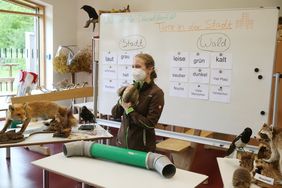 Die Waldschule bietet Online-Unterricht für Grundschulklassen an. Waldschulleiterin Lea Thomas präsentiert "Tiere in der Stadt". Foto: David Young