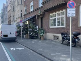 Mit Ausnahme von zwei Standorten weisen Zusatzschilder auf die zeitliche Einrichtung der Ladezonen, werktags von 6 bis 18 Uhr, hin. Außerhalb dieser Zeiten darf hier normal geparkt werden. Foto: Amt für Verkehrsmanagement