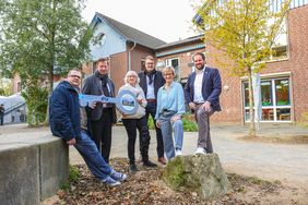 Bei der Eröffnung (v.l.): Stephan Glaremin, Amtsleiter, Stadtdirektor Burkhard Hintzsche, Kita-Leiterin Martina Schneider, Dr. Thorsten Graeßner, IPMAufsichtsrat, Gabriele Fischer, Kita-Leitungsteam, und Michael Köhler, IPMGeschäftsführer, © Landeshauptstadt Düsseldorf/Melanie Zanin