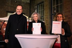 Oberbürgermeister Dr. Stephan Keller mit der Schaustellerin Nortrud Simon und Ulrike Kredel (v.l.), Foto: Young.
