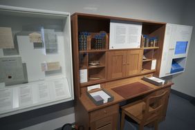 Ein Schreibtisch, der Robert Schumanns Möbelstück nachempfunden ist, vermittelt als museales Herzstück unter anderem den Tagesablauf des Komponisten.