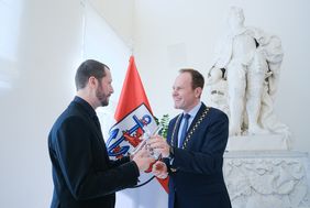 Oscar-Preisträger Mstyslav Chernov und Oberbürgermeister Dr. Stephan Keller (r.) bei einem Empfang im Rathaus © Landeshauptstadt Düsseldorf/Michael Gstettenbauer