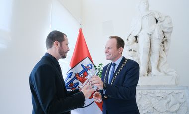 Oscar-Preisträger Mstyslav Chernov und Oberbürgermeister Dr. Stephan Keller (r.) bei einem Empfang im Rathaus © Landeshauptstadt Düsseldorf/Michael Gstettenbauer