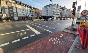 Foto von der neu angelegten passiven Linksabbiegemöglichkeit für Radfahrende von der Kölner Straße in die Gerresheimerstraße