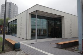 Außenansicht der neuen Mensa für das Georg-Büchner-Gymnasium und die Realschule Golzheim.