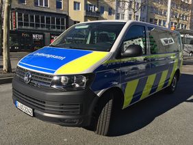 In neuer optischen Gestaltung präsentieren sich jetzt die ersten vier Streifenwagen des städtischen Ordnungs- und Servicedienstes. Foto: Landeshauptstadt Düsseldorf, Ordnungsamt