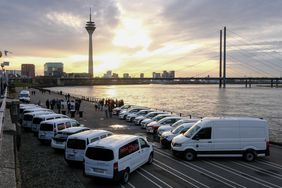 Die Elektroflotte der Landeshauptstadt Düsseldorf wird weiter ausgebaut. 41 neue E-Fahrzeuge sind jetzt beschafft worden. 1,37 Millionen Euro hat die Landeshauptstadt investiert. Foto: Michael Gstettenbauer