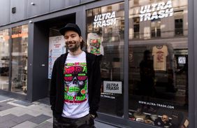 Designer Florian Baier mit seinem Label ULTRA TRASH vor seinem gestalteten Schaufenster, © Landeshauptstadt Düsseldorf/Lars Heidrich