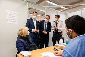 MP Wüst und OB Dr. Keller in einer Impfkabine des Impfzentrum 2.0. Foto: Staatskanzlei NRW