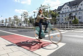 Das Symbolfoto zeigt eine Radfahrerin in Düsseldorf. Foto: Amt für Verkehrsmanagement