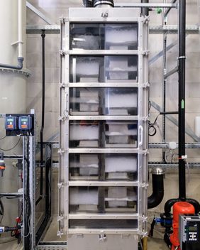 Blick ins innere des Gebäudes der Grundwassersanierungsanlage: Hier wird das Grundwasser von CKW gereinigt. Foto: Uwe Schaffmeister