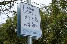 Die Abstellflächen sind zusätzlich mit Informationstafeln ausgestattet worden, die in deutscher und englischer Sprache auf die veränderten Parkbestimmungen für die E-Scooter aufmerksam machen. Foto: Uwe Schaffmeister