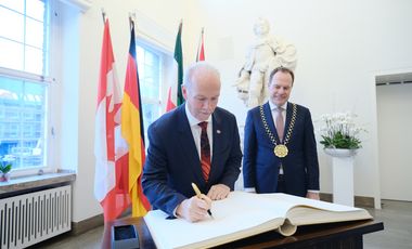 Bei seinem Besuch trug sich Botschafter John Horgan ins Goldene Buch der Landeshauptstadt ein. Foto: Michael Gstettenbauer