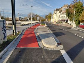 Auf beiden Seiten der Hildener Straße gibt es nun 1,85 Meter breite Radfahrstreifen – im Bereich des Rheinbahndepots rot eingefärbt – für eine bessere Sichtbarkeit. Foto: Amt für Verkehrsmanagement