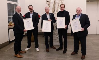 Auszeichnung „Deutschlands engagierteste lokale Digitalpolitiker" und "Echte Glasfaser" mit (v.l.) Christoph Keisers (NetDüsseldorf), Roman Skrodzki (BREKO), Martin Lutz, Leiter  Servicestelle Digitale Infrastruktur, OB Dr. Stephan Keller und Olaf Wagner, Beigeordneter für Personal, Organisation, Digitalisierung und Bürgerservice.