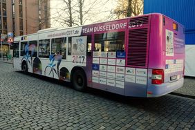 Der Rheinbahn-Bus trägt die Logos der ersten Team Düsseldorf 2017-Mitglieder. Foto: Michael Gstettenbauer