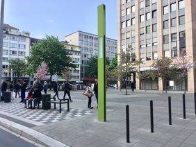 Acht grüne Lichtstelen säumen jetzt die Friedrich-Ebert-Straße. Gemeinsam mit 50 Radständern, die von Form und Farbe her ähnlich gestaltet sind, runden sie das Erscheinungsbild der Straße ab. Foto: Amt für Verkehrsmanagement