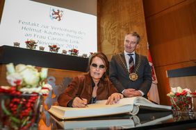 Im Rahmen der Verleihung trug sich Caroline Link in das Goldene Buch der Landeshauptstadt Düsseldorf ein; Foto: Melanie Zanin