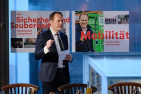 Im Rahmen eines Pressefrühstücks ließ Oberbürgermeister Dr. Stephan Keller einige Projekte und Ereignisse der vergangenen zwölf Monate Revue passieren und gab einen Ausblick auf die kommende Zeit. Fotos: Gstettenbauer