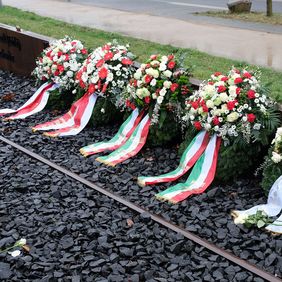 Der Erinnerungstag wurde in der Landeshauptstadt Düsseldorf mit einer stillen Kranzniederlegung am Holocaust-Mahnmal in Derendorf begangen; Fotos: Wilfried Meyer