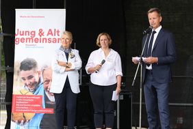 Bürgermeister Josef Hinkel gemeinsam mit Anke Müller (Mitte), stellvertretende Leiterin des Amtes für Soziales, und Ulrike Schneider, Vorsitzende des Seniorenrates, bei der Auftaktveranstaltung zur ersten Woche der Generationen. Foto: David Young