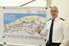 Michael Brüls vor dem Kirmesplan: Jeder Schausteller hat seine eigene Adresse auf der Kirmes. Foto: Ingo Lammert