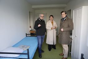 Christian Zaum, Miriam Koch und Oliver Targas (v.r.) in einem der Zimmer in der Einrichtung.