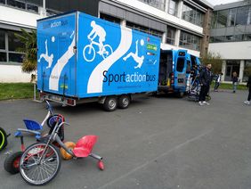 Der Sportactionbus bringt Spaß und Bewegung mit seiner "Aktiven Pause"; Foto: Stadt/Brembach