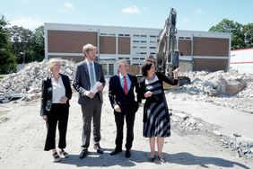 Elisabeth Klak, Projektleiterin vom Amt für Gebäudemanagement, Florian Dirszus, stellv. Leiter Schulverwaltungsamt,OB Thomas Geisel und Schulleiterin Gabriele Cunrady besichtigen die Baumaßnahmen an der Gemeinschaftsgrundschule LörickLörick