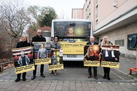 Alke Coqui (Rheinbahn), Opernintendant Christoph Meyer, Marion Ronald (Zonta), Schauspielhausintendant Wilfried Schulz und Gleichstellungsbeauftragte Elisabeth Wilfart. Der Bus zeigt Schauspieler Moritz Führmann. Foto: Michael Gstettenbauer