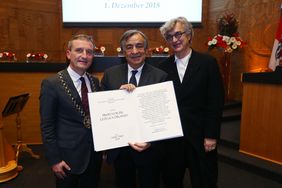 v. l.: Oberbürgermeister Thomas Geisel, Preisträger Prof. Dr. Leoluca Orlando sowie Regisseur und Laudator Wim Wenders