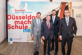 (V. l.) Stadtdirektor Burkhard Hintzsche, Oberbürgermeister Thomas Geisel, Florian Dirszus, stellvertretender Leiter des Schulverwaltungsamtes, und Stadtmarketingchef Frank Schrader stellten gemeinsam die Plakataktion vor. Foto: Melanie Zanin