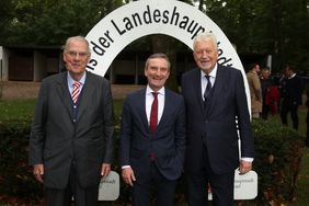 Beim 99. Großen Preis der Landeshauptstadt (v.l.): Albrecht Woeste (Vizepräsident Rennverein), OB Thomas Geisel und Peter M. Endres (Präsident Rennverein); Foto: Young