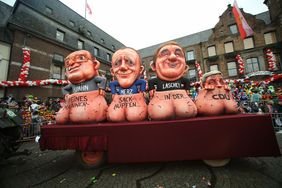 Die Mottowagen thematisierten unter anderem die Wahl des CDU-Parteivorsitzenden; Foto: Melanie Zanin