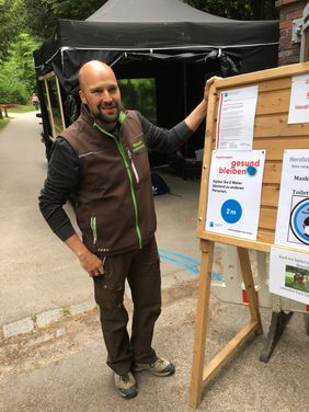 Björn Porsche, Leiter des Wildparks, erklärt die Besucherinformation am Eingang. Foto: Jürgen Fischer