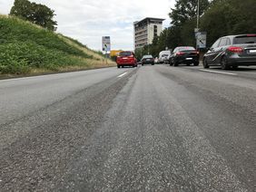Wegen der starken Verkehrsbelastung auf der Münchener Straße haben sich dort auf dem gesamten Straßenabschnitt Spurrinnen gebildet, die nun entfernt werden. Foto: Amt für Verkehrsmanagement
