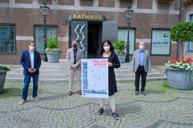 Stellten Einzelheiten zu den Sommerbaustellen 2021 vor: Verkehrsdezernentin Cornelia Zuschke mit Andreas Schmitz, Florian Reeh und Bernd Kentenich (hinten v.l.) vom Amt für Verkehrsmanagement. Foto: Michael Gstettenbauer