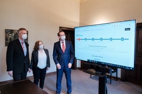 Start des digitalen Traukalenders mit (v.r.) dem Beigeordneten Dr. Michael J. Rauterkus, Angelika Weber (Leiterin Standesamt) und Harald Wehle (Leiter Amt für Einwohnerwesen); Foto: Gstettenbauer