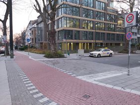 Achenbachstraße - Eine von sechs neuen Aufpflasterungen entlang der Grafenberger Allee, die dem Rad- und Fußverkehr den Vorrang geben. Foto: Amt für Verkehrsmanagement